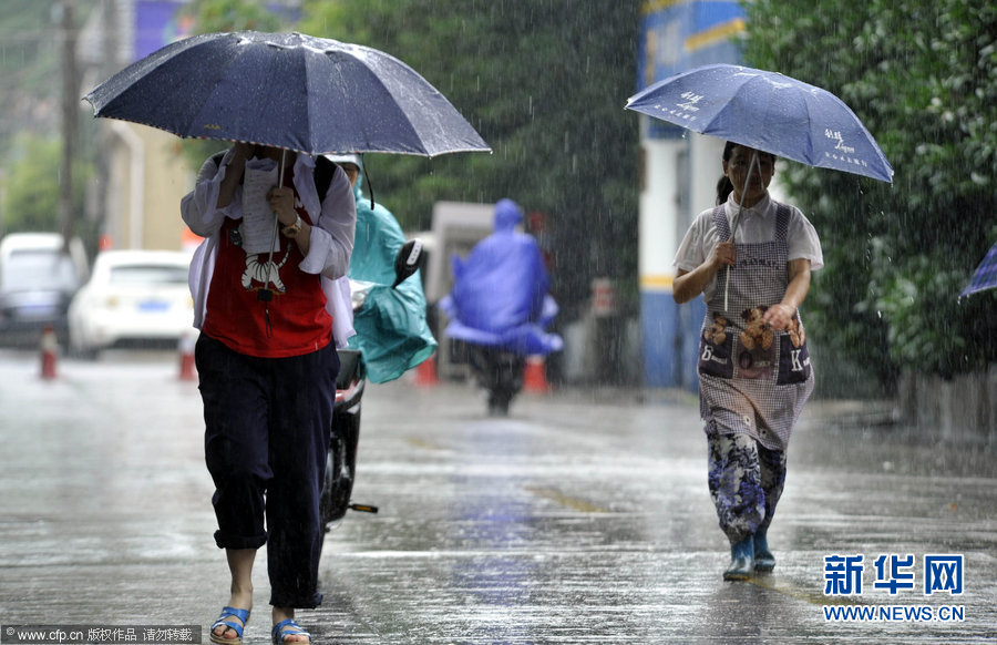 高考第一天多地暴雨 父母雨中陪考(組圖)8