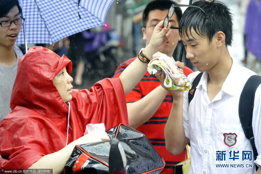 高考第一天多地暴雨 父母雨中陪考(組圖)14