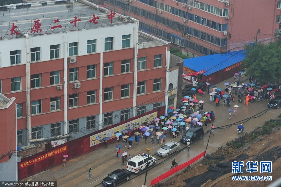 高考第一天多地暴雨 父母雨中陪考(組圖)16