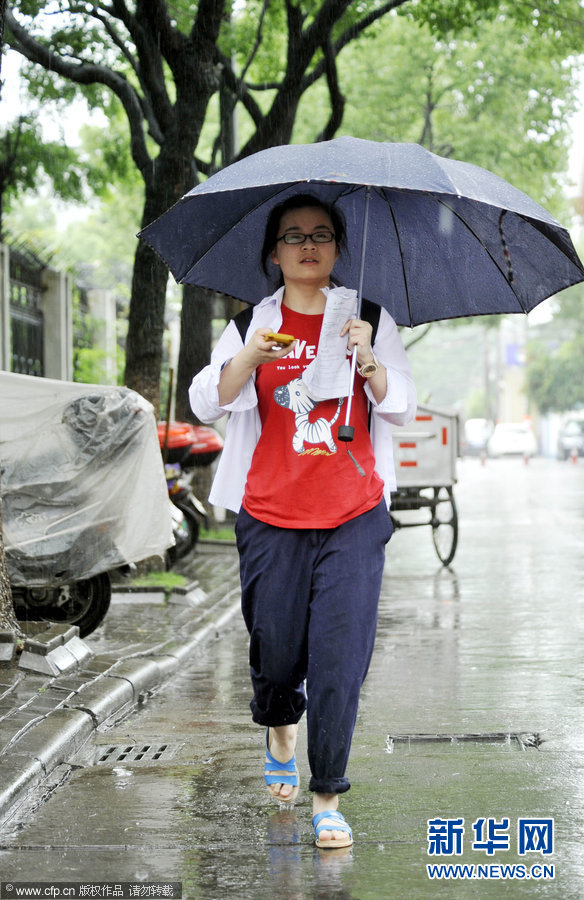 高考第一天多地暴雨 父母雨中陪考(組圖)3
