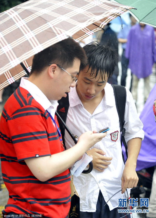 高考第一天多地暴雨 父母雨中陪考(組圖)5