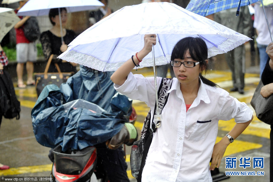 高考第一天多地暴雨 父母雨中陪考(組圖)10