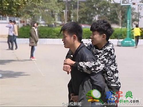 高考真情傳遞：只為背上的“兄弟”2