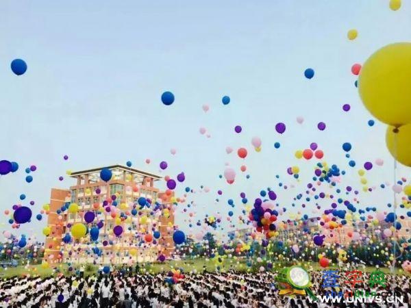 淮南師院舉辦萬人頌放氣球活動慶祝建黨日2