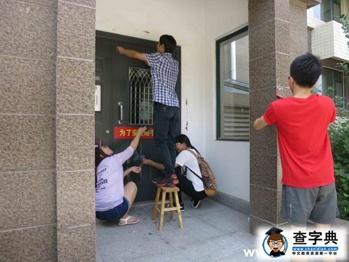 “服務先行”實踐團隊開展“清理小廣告”行動2