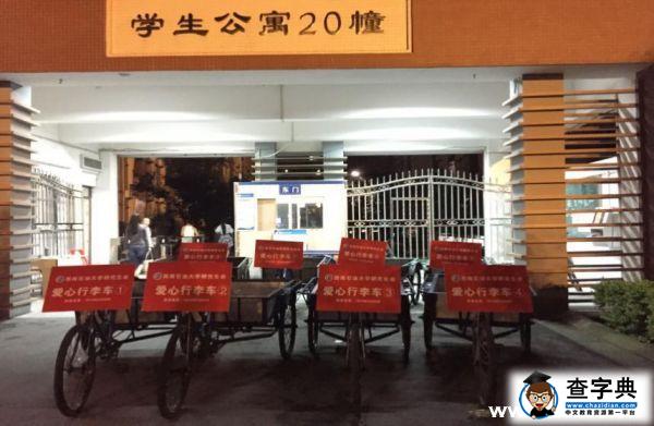 西南石油大學用“愛心行李專車”溫暖搬寢學生2