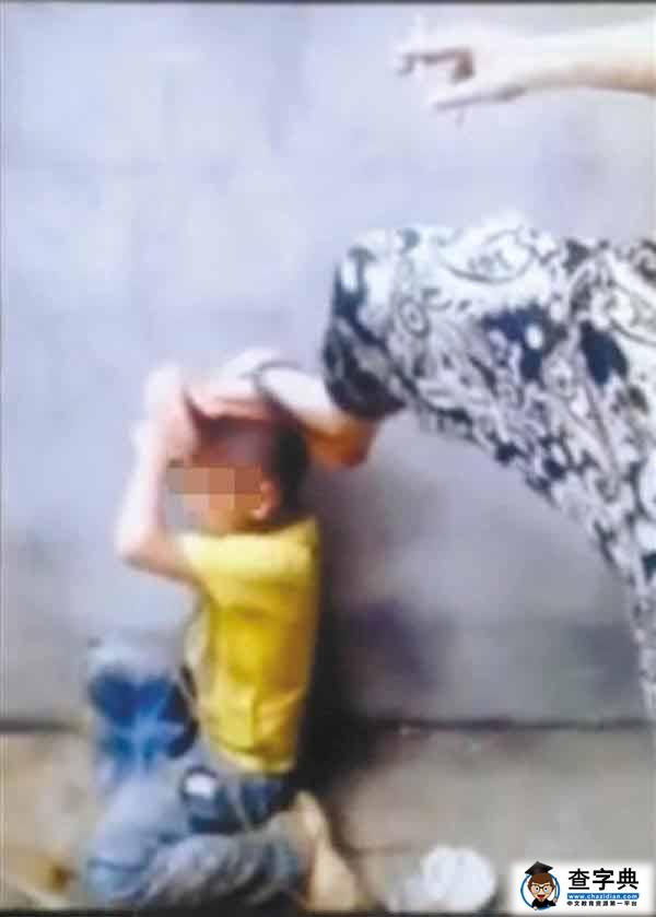 初中生因索財未果暴打小學生 拳打腳踢煙頭燙(圖)3