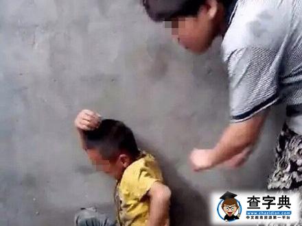 官方通報初中生暴打小學生始末1