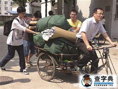 領導蹬三輪幫學生搬家是作秀？學生：你蹬8小時試試1