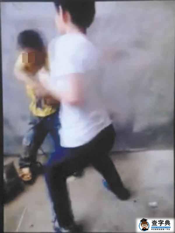 初中生因索財未果暴打小學生 拳打腳踢煙頭燙(圖)2
