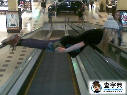 電梯事故頻發：看外國人在自動扶梯上作大死1