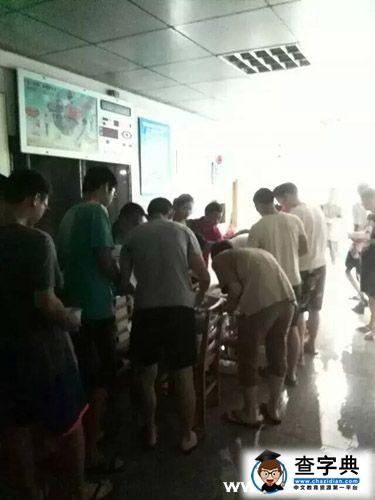 “大暑”當日暴雨到 師生情濃共“抗洪”4