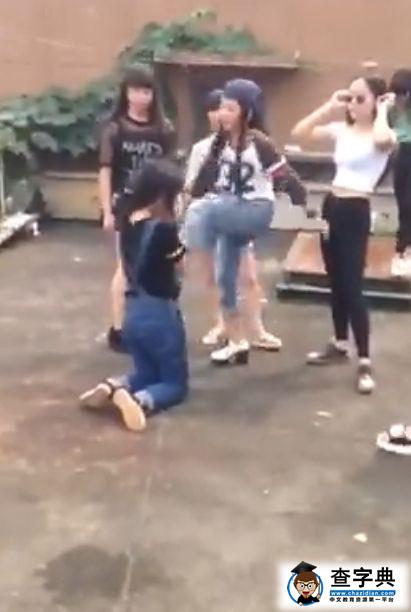 網曝江西多名女初中生圍毆女生 當地警方已介入調查1