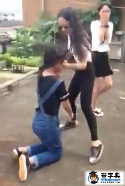 網曝江西多名女初中生圍毆女生 當地警方已介入調查2