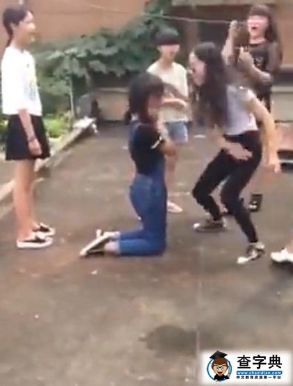 網曝江西多名女初中生圍毆女生 當地警方已介入調查3