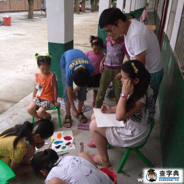 畫筆下的足跡：大學生志愿者教孩子們手繪卡通人物1