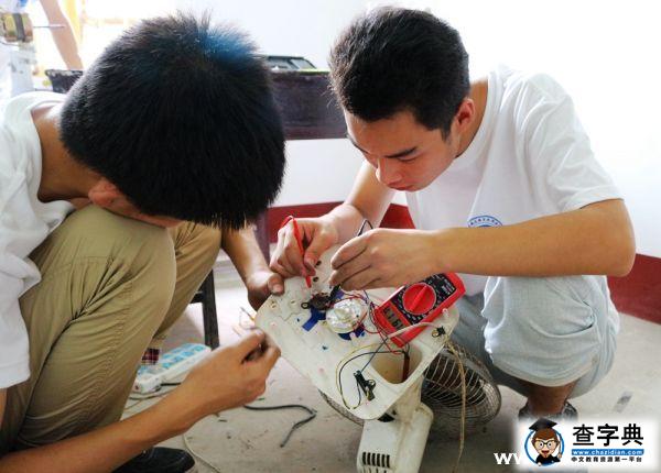 湖南鐵道職院志愿者下鄉為群眾免費維修家電2