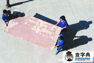 3名大學生冒著高溫當“搬運” 衣服每天汗濕20遍1