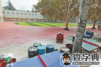 鄭州小學學生出現頭暈紅疹等癥狀 跑道疑似元兇2