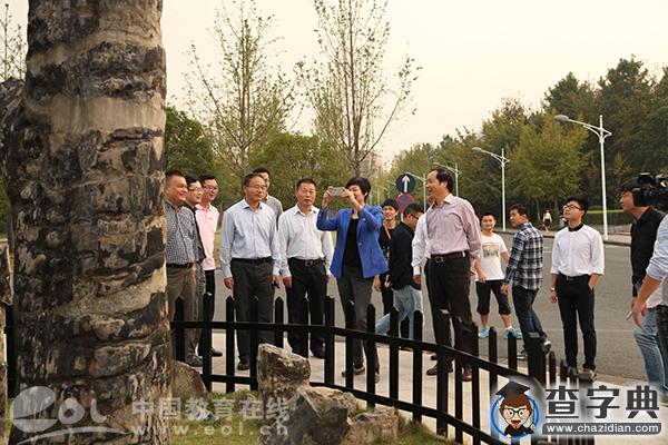 央視主持敬一丹帶著新書做客浙江農林大學2