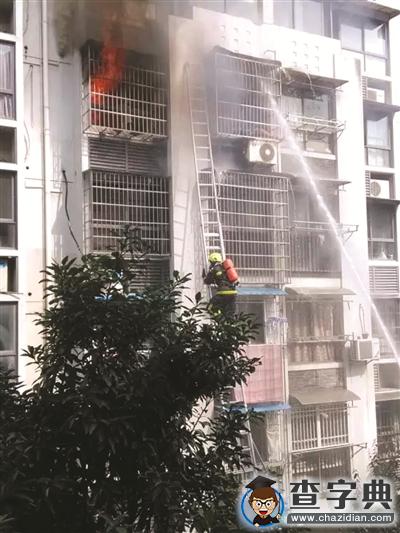 寧波一小區失火 施救鄰居眼睜睜看著一對母子哭喊聲漸漸微弱倒在窗邊1
