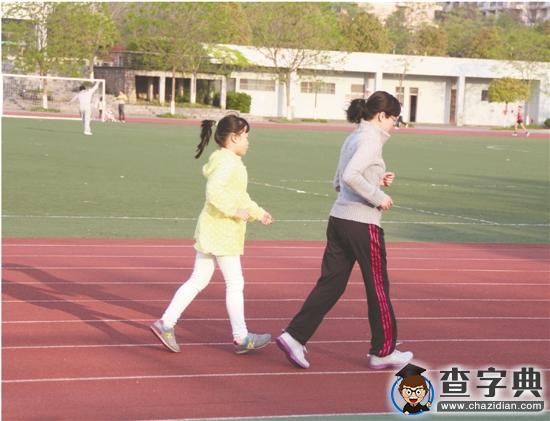 浙農林一對夫妻陪孩子晨跑八年 孩子自信健康了1