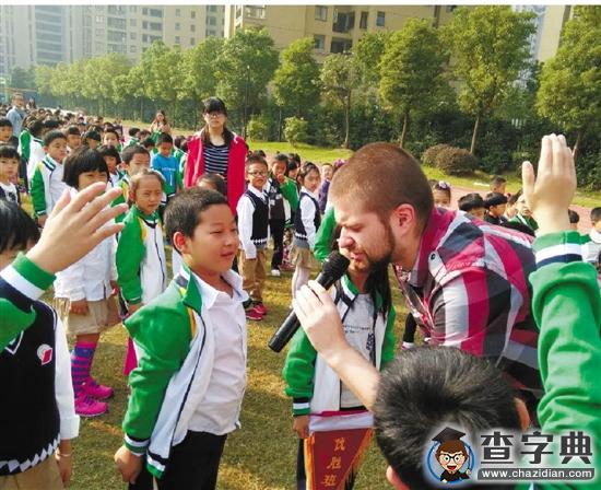 清晨余杭區育才實驗小學操場上“英語瘋狂”1