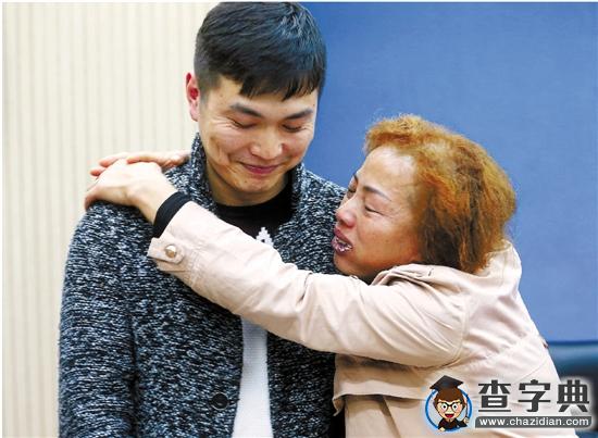 被拐28年后，他和媽媽重逢了1