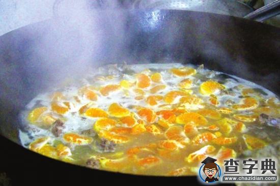 湖南大學食堂出奇葩菜橘子燒排骨 窗口擠滿學生2