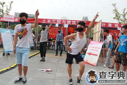 西南石油大學迎新生 上演“快閃”舞蹈秀1