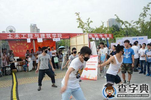 西南石油大學迎新生 上演“快閃”舞蹈秀2