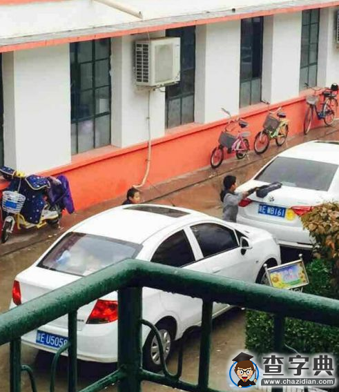 渭南一小學學生雨天給校長洗車 教育局介入調查2