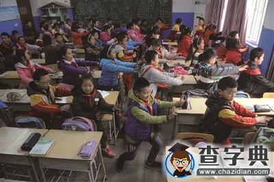 濟南小學生躲霧霾 教室里跳武術操濟南小學生躲霧霾 教室里跳武術操1