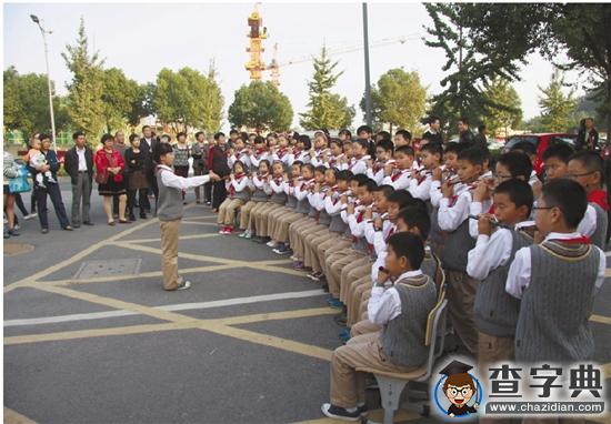 富春七小：早上傍晚，踏著笛聲上下學1