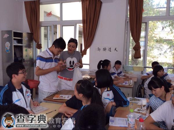 每天有“老外”上課是一種什么體驗？杭州中策職校外教在課堂已成常態3
