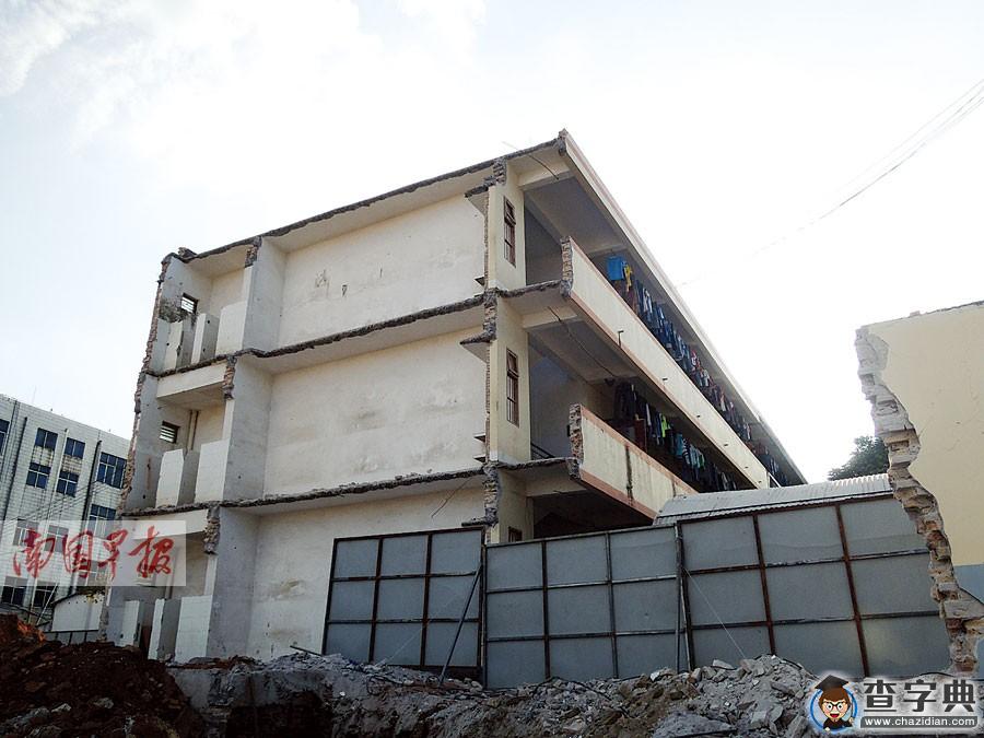 北海一所中學宿舍樓被切掉一塊 留下半截仍住學生1