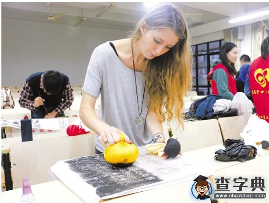 體驗傳統的墨拓工藝 留學生嘖嘖稱奇1