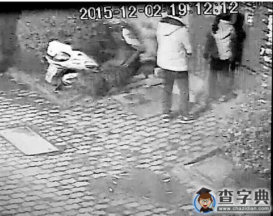 “進了電梯他一把抱住我……” 10歲女孩掙脫逃回家后大哭1