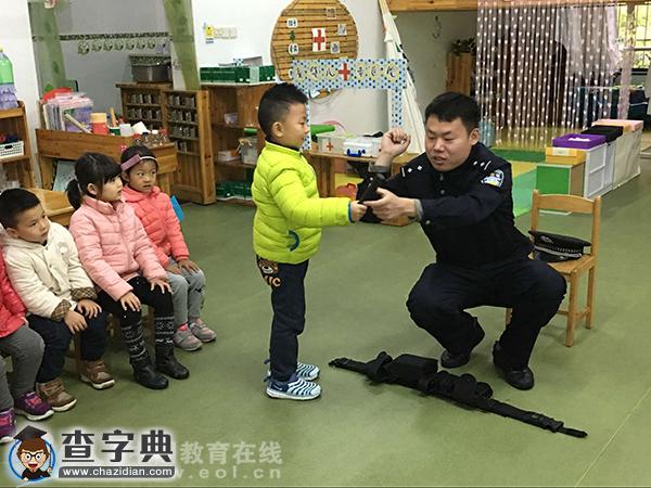 錢塘春曉幼兒園的小伢兒和警察叔叔學本領，好神氣！1
