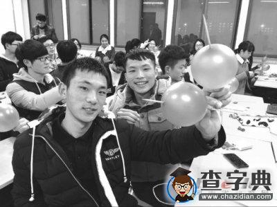 河南科技大學上課玩魔術:長竹簽穿過大氣球完好無損1