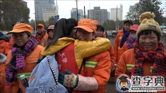 小雪時節 華北水利水電大學學生200條愛心圍巾送環衛工2