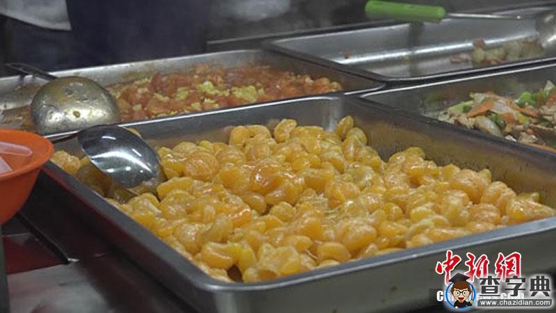 信陽一高校食堂現奇葩菜 胡蘿卜炒橘子1