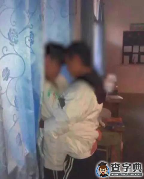 中學生早戀：高一學生平安夜在課室里擁吻 男生下跪求婚2