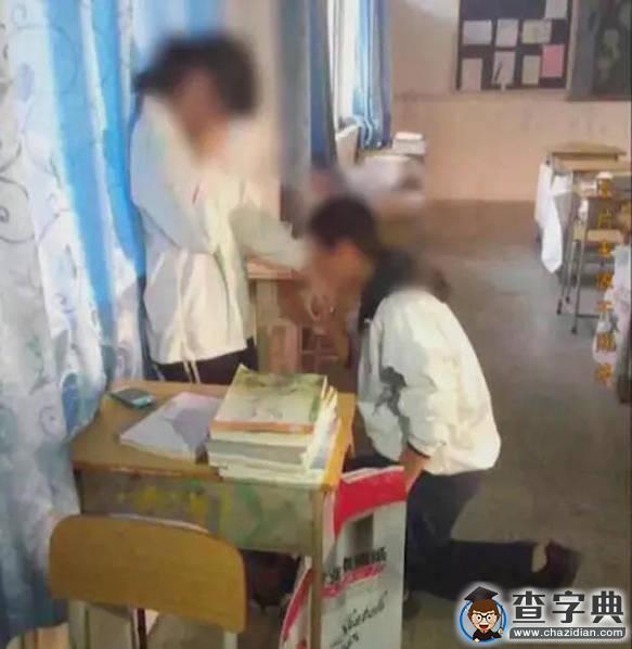 中學生早戀：高一學生平安夜在課室里擁吻 男生下跪求婚1
