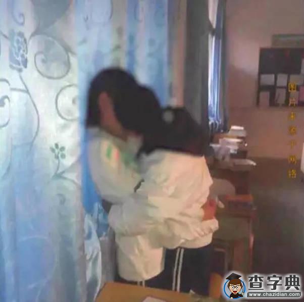 中學生早戀：高一學生平安夜在課室里擁吻 男生下跪求婚3