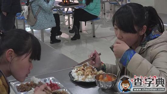 河南一高校食堂現奇葩菜：胡蘿卜炒橘子（圖）2