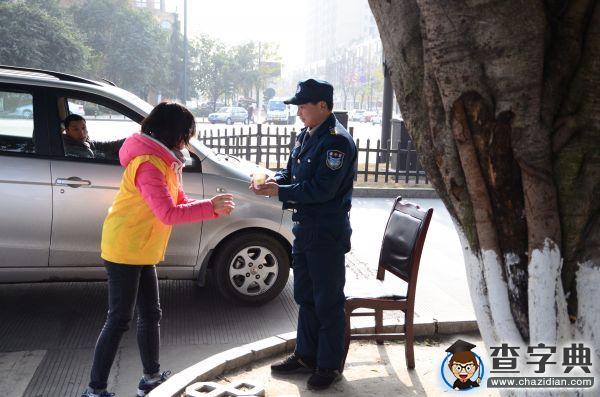 大學生走街串巷送溫暖  免費贈水傳遞正能量2