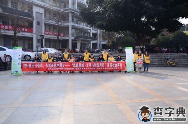 大學生走街串巷送溫暖  免費贈水傳遞正能量1