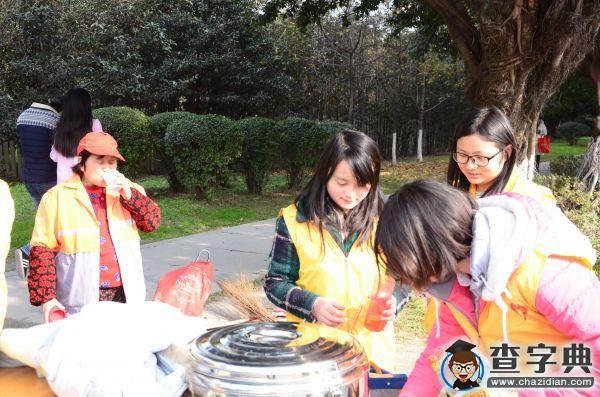 大學生走街串巷送溫暖  免費贈水傳遞正能量3