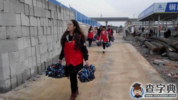 武昌理工學院愛心家園協會為建筑工人送200余套衣物2